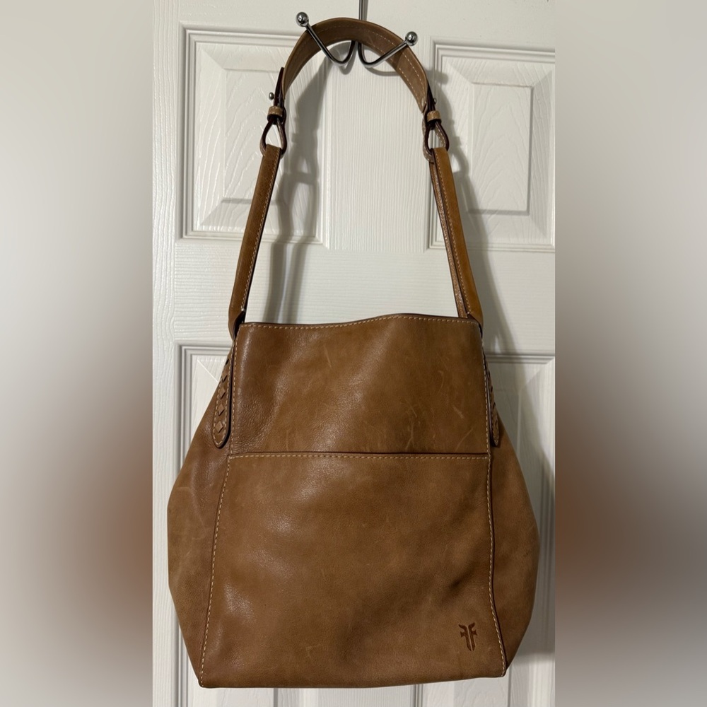 Beautiful FRYE Reed Magnetic Snap Leather Bucket Bag Tan NWT